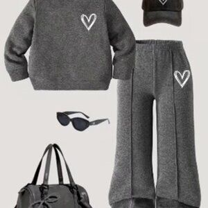 A Two-Piece Set for Girls Featuring a Heart Print Fleece Sweatshirt & Joggers